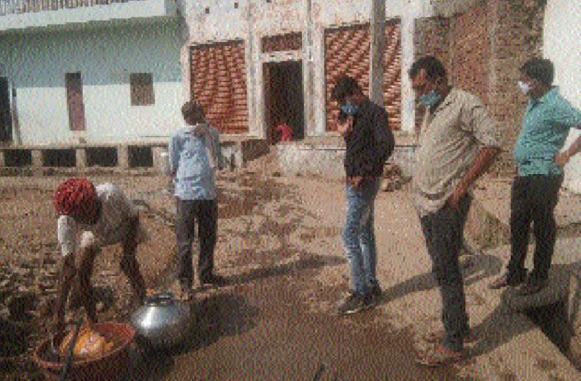 अधिकारी दौड़े समाधान को, ग्रामीणों में दिखी नाराजगी अधिकारी दौड़े समाधान को, ग्रामीणों में दिखी नाराजगी