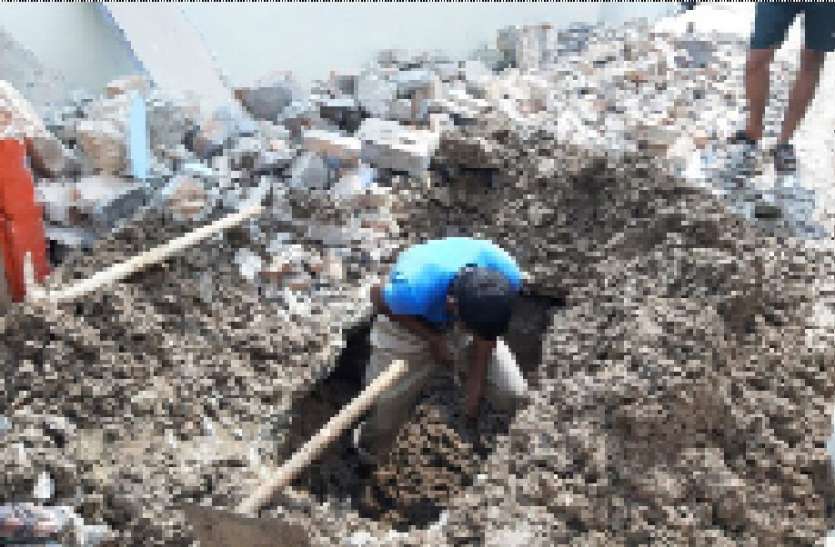 दरारे आने के बाद लोग गिराने लगे मकान दरारे आने के बाद लोग गिराने लगे मकान