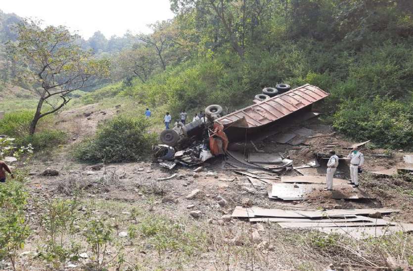 Accident: लोहे की चादर से भरा ट्रक अनियंत्रित होकर खाई में गिरा, फिर हुआ यह Accident: लोहे की चादर से भरा ट्रक अनियंत्रित होकर खाई में गिरा, फिर हुआ यह