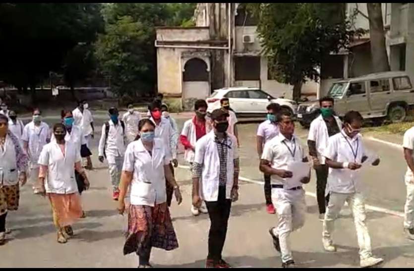 परीक्षाओं को लेकर संशय में विद्यार्थी परीक्षाओं को लेकर संशय में विद्यार्थी