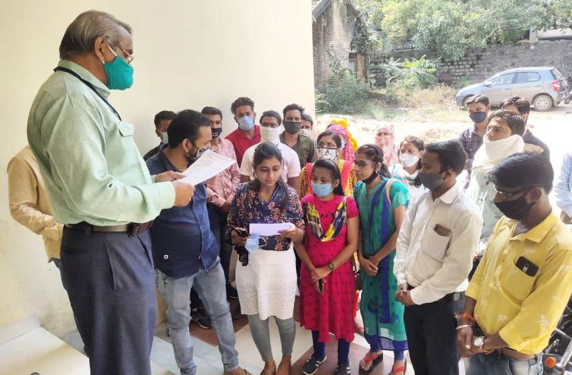 त्योहारों के समय कर दिया सरकार ने आउटसोर्स कर्मचारियों को बेरोजगार त्योहारों के समय कर दिया सरकार ने आउटसोर्स कर्मचारियों को बेरोजगार