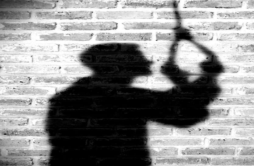 छोटे भाई ने हड़प ली पैतृक जमीन, बंटवारा मांगने पर देता था धमकी, दु:खी होकर फंदे पर लटक गया बड़ा भाई छोटे भाई ने हड़प ली पैतृक जमीन, बंटवारा मांगने पर देता था धमकी, दु:खी होकर फंदे पर लटक गया बड़ा भाई