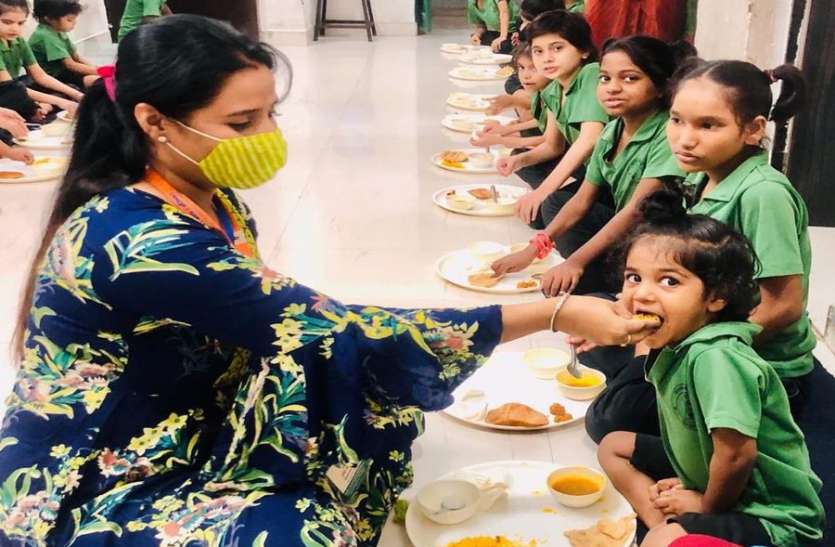 ऩवदुर्गा के रूप में कन्याओं का हुआ पूजन ऩवदुर्गा के रूप में कन्याओं का हुआ पूजन