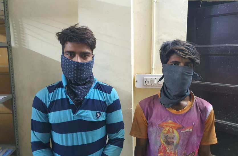 दुकान से बैटरियां चुराने के आरोपी दो भाई गिरफ्तार दुकान से बैटरियां चुराने के आरोपी दो भाई गिरफ्तार