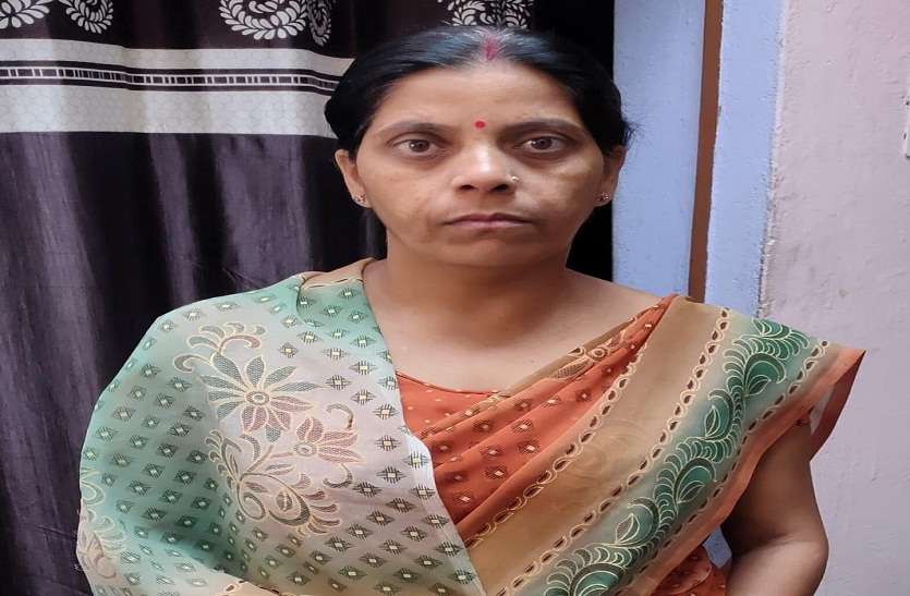 fell and injured to catch the snatchers किराना कारोबारी की पत्नी से चेन लूटी