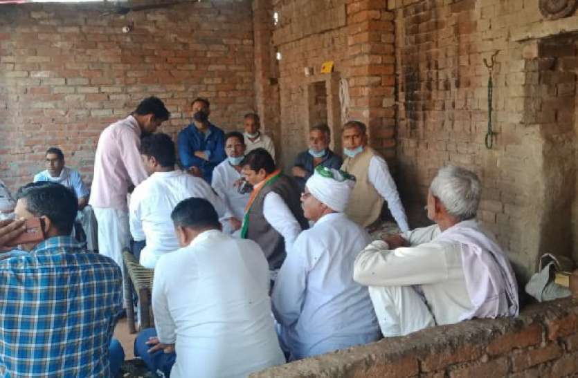 congress.jpg सहारनपुर रेप पीड़िता के मामले में गरमाई राजनीति, स्वजनों से मिले कांग्रेसी विधायक