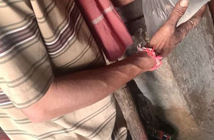 70 रुपए में एक लीटर जानलेवा खटांबडी शराब....(देखे वीडियो) 70 रुपए में एक लीटर जानलेवा खटांबडी शराब....(देखे वीडियो)