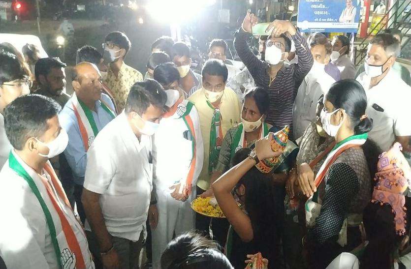 गुजरात विधानसभा उपचुनाव में कांग्रेसी नेता झोंक रहे हैं ताकत गुजरात विधानसभा उपचुनाव में कांग्रेसी नेता झोंक रहे हैं ताकत