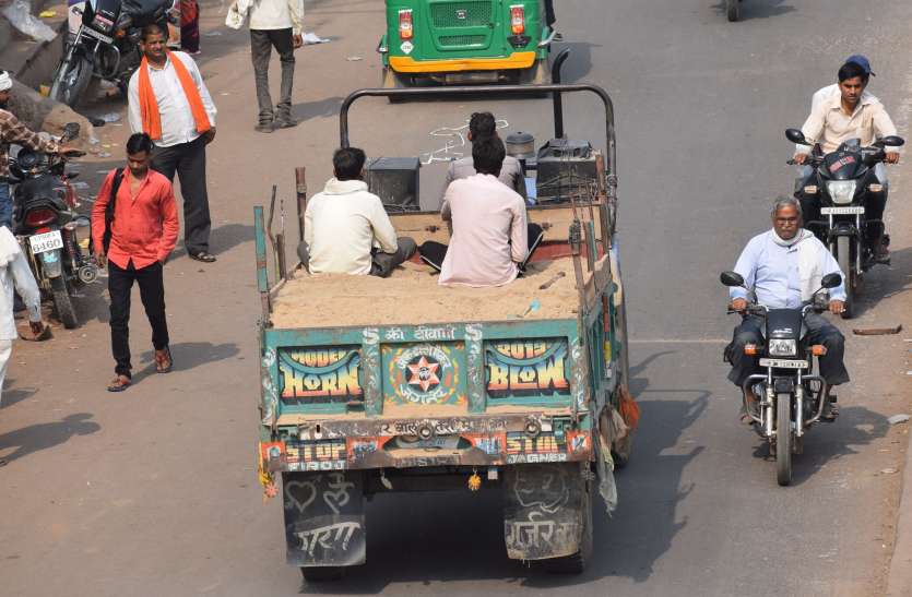 Unstable gravel reserves of Dhaulpur, police-administration failed to stop transport धौलपुर में बजरी का अथाह भंडार, परिवहन रोक पाने पर नाकाम पुलिस-प्रशासन