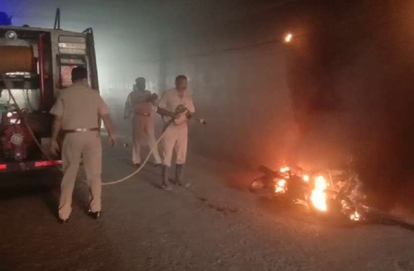 saharanpur अंडरपास में दाैड़ती बाइक में अचानक लग गई आग