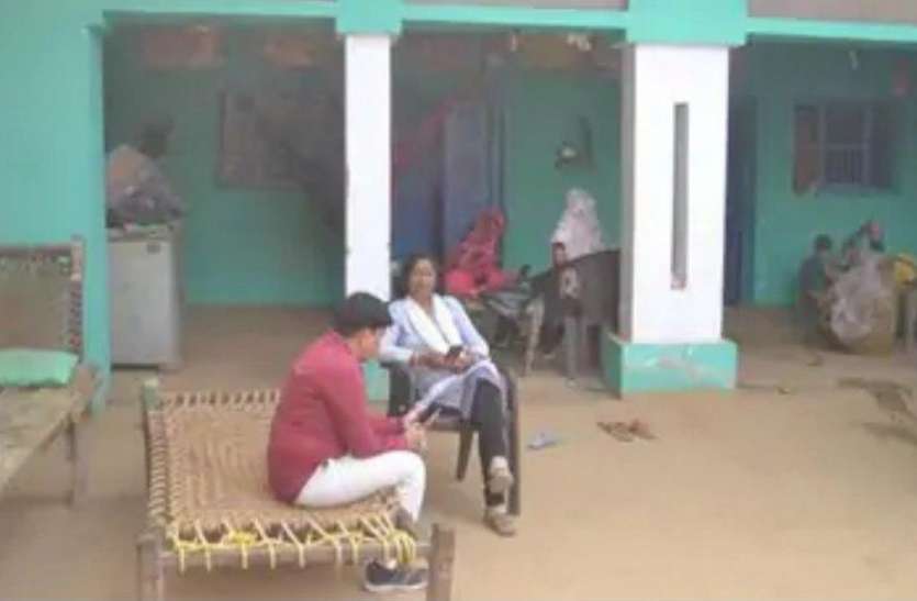 hathras.jpg हाथरस कांड: पीड़िता के पिता के खाते में पहुंचे 25 लाख, बोले- घर और नौकरी का वादा भी पूरा करें सीएम योगी