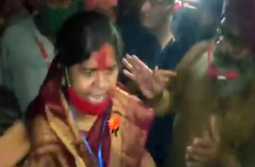 मंत्री इमरती देवी ने कहा- मैं गरीब की बेटी, किसानों की लड़ाई लड़ती हूं, पार्टी जाए भाड़ में मंत्री इमरती देवी ने कहा- मैं गरीब की बेटी, किसानों की लड़ाई लड़ती हूं, पार्टी जाए भाड़ में