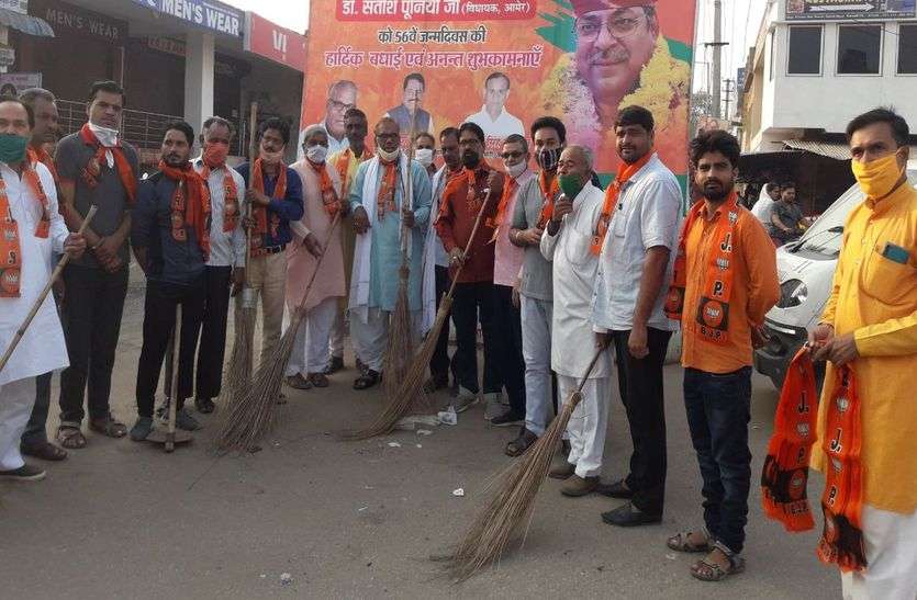 भाजपाइयों ने झाडू लगाकर दिया स्वच्छता का संदेश भाजपाइयों ने झाडू लगाकर दिया स्वच्छता का संदेश