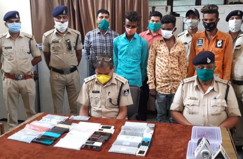 Three vicious mobile thieves arrested तीन शातिर मोबाइल चोर गिरफ्तार, 35 मोबाइल फोन जब्त