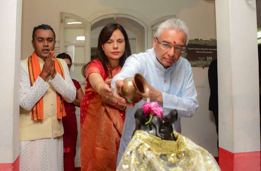 Mauritius Prime Minister Pravind Jugnauth Share Durga puja Photos मॉरीशस के पीएम ने घर पर की मां दुर्गा की पूजा-अर्चना, Twitter पर शेयर की तस्वीर