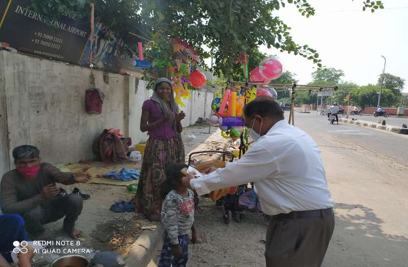 commissioner gives masks to road siders रंगोली बनाकर 'नो मास्क-नो एन्ट्री' का संदेश