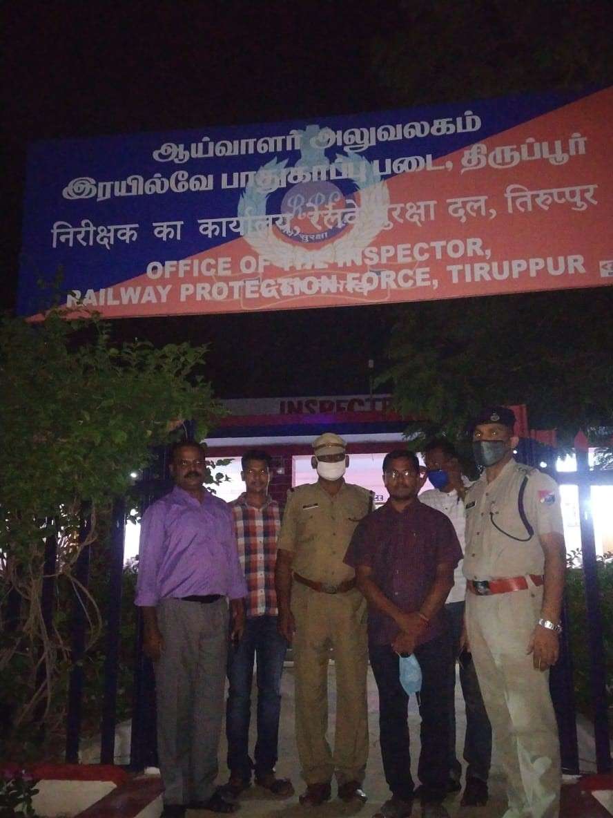 आरपीएफ साइबर सेल के अधिकारियों ने रेल टिकटों की कालाबाजारी करने वाले आरोपी को गिरफ्तार किया।