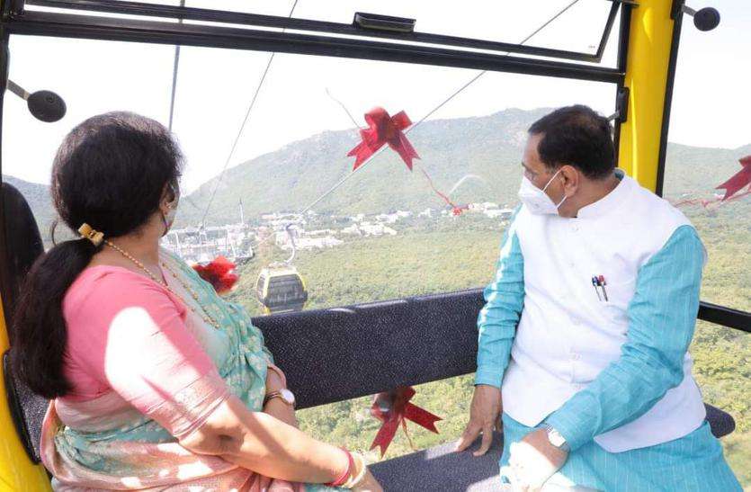 रोप-वे से गिरनार शिखर पर मां अंबाजी के मंदिर पहुंचे मुख्यमंत्री रोप-वे से गिरनार शिखर पर मां अंबाजी के मंदिर पहुंचे मुख्यमंत्री