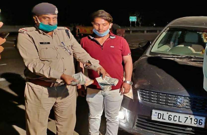 बड़ी कार्रवाई: चैकिंग के दौरान पकड़े 1 लाख 90 हजार रुपए बड़ी कार्रवाई: चैकिंग के दौरान पकड़े 1 लाख 90 हजार रुपए