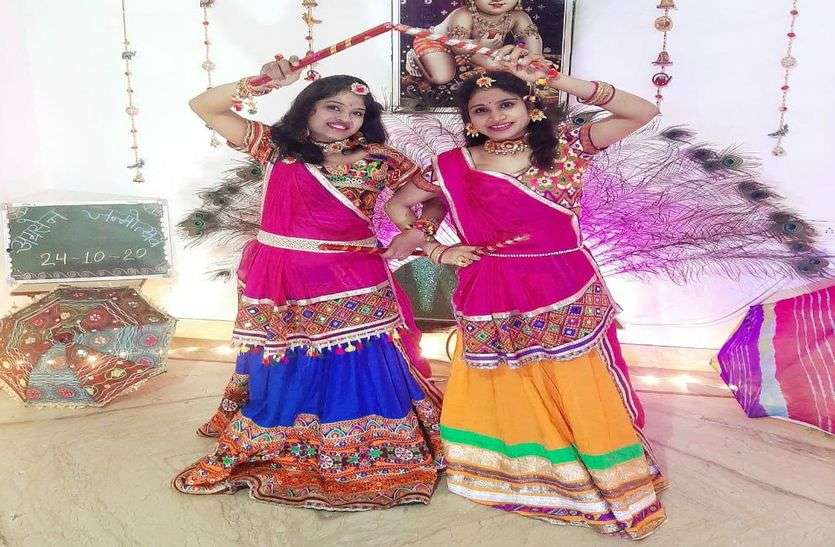 Women and women played dandiya in their homes in bhilwara युवतियों व महिलाओं ने घरों में खेला डांडिया