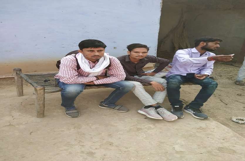 टैगिंग की तो कार्मिकों को बनाया बंधक टैगिंग की तो कार्मिकों को बनाया बंधक