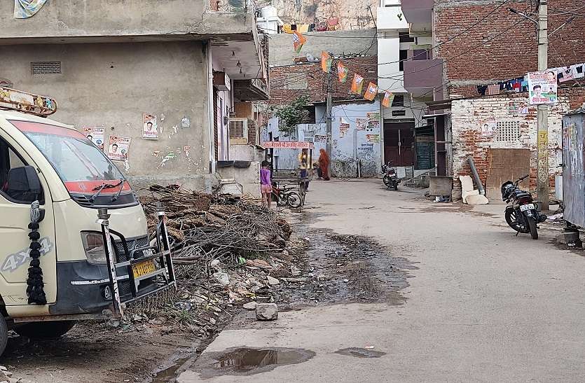 जाम सीवरेज, गंदगी से परेशान वार्ड 110, 113 के बाशिंदें