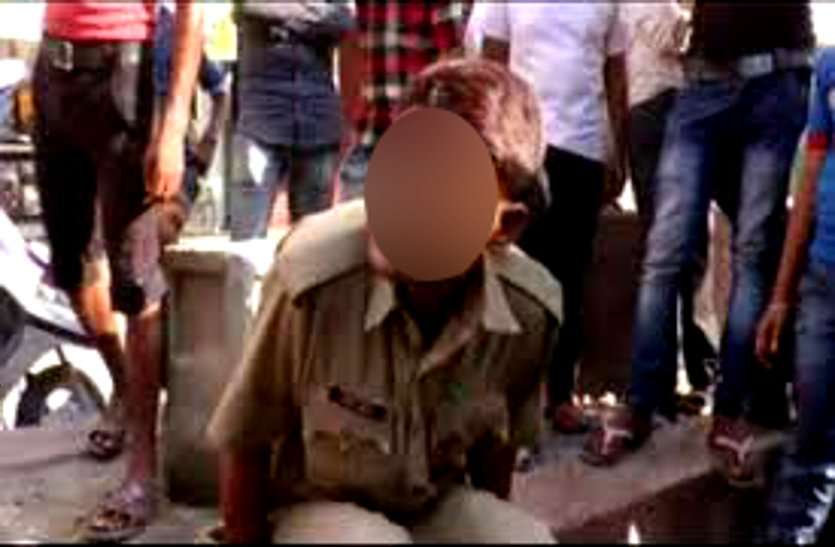 शराब के नशे में धुत कांस्टेबल ने खुद को IG का आदमी बताकर मचाया हंगामा, पेट्रोलिंग टीम के आरक्षक की वर्दी फाड़ी शराब के नशे में धुत कांस्टेबल ने खुद को IG का आदमी बताकर मचाया हंगामा, पेट्रोलिंग टीम के आरक्षक की वर्दी फाड़ी