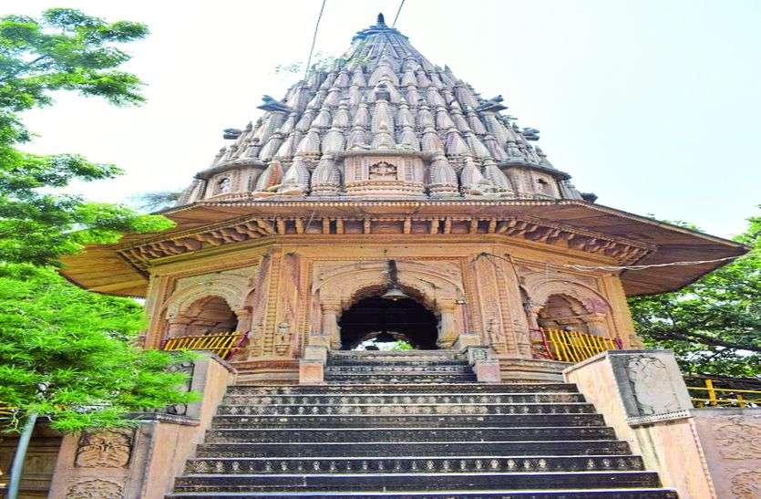 द्रविड़ व उत्तर की नक्काशी का मिश्रण है चौपड़ा मंदिर द्रविड़ व उत्तर की नक्काशी का मिश्रण है चौपड़ा मंदिर