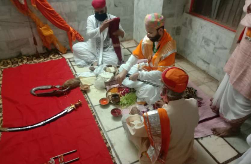 द्वारकाधीश, श्रीनाथजी ने आरोगा राजभोग, हुआ अश्व, शस्त्र पूजन द्वारकाधीश, श्रीनाथजी ने आरोगा राजभोग, हुआ अश्व, शस्त्र पूजन