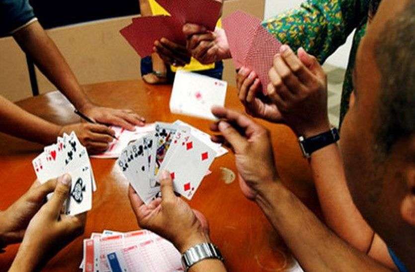 जुआ खेलते तीन गिरफ्तार जुआ खेलते तीन गिरफ्तार