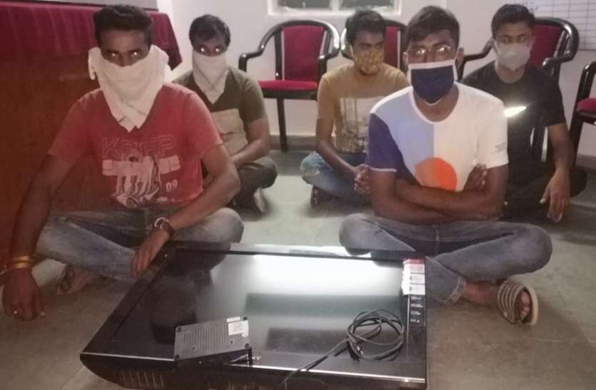 ऑनलाइन क्रिकेट मैच पर सट्टा लगाते छह को पकड़ा ऑनलाइन क्रिकेट मैच पर सट्टा लगाते छह को पकड़ा