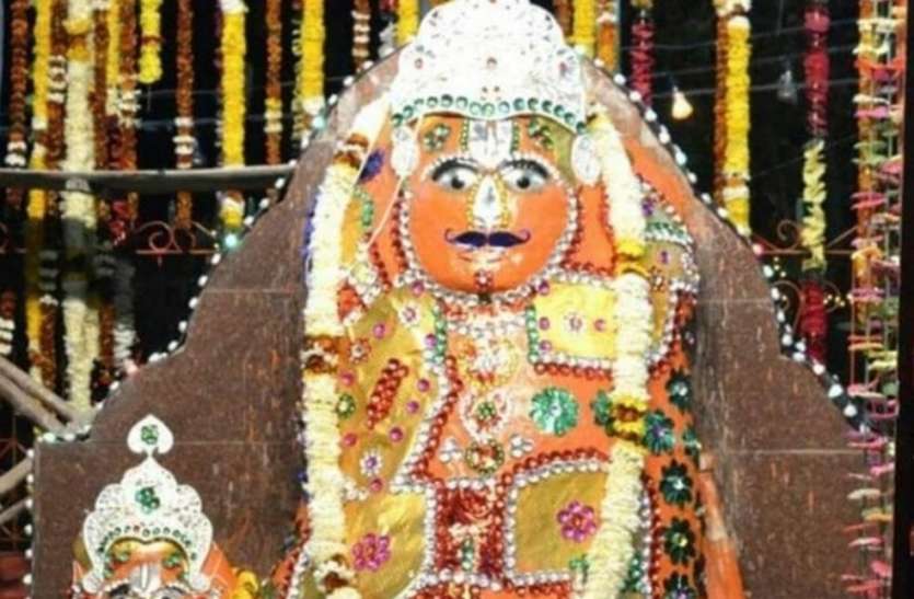 हनुमानजी को पसंद है खुला माहौल : मंदिर की बजाय खुले में चबूतरे पर विराजित है प्रतिमा हनुमानजी को पसंद है खुला माहौल : मंदिर की बजाय खुले में चबूतरे पर विराजित है प्रतिमा
