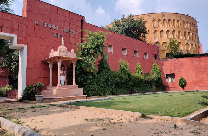 शहर में जगह—जगह अवैध बैनर—पोस्टर, शिकायतें सिर्फ 2—4 शहर में जगह—जगह अवैध बैनर—पोस्टर, शिकायतें सिर्फ 2—4