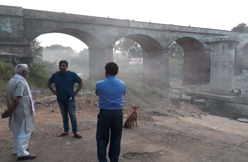 Officers and contractors of the bridge construction department reached the construction site. 12 साल में नहीं बना पुल अब फिर निर्माण की तैयारी