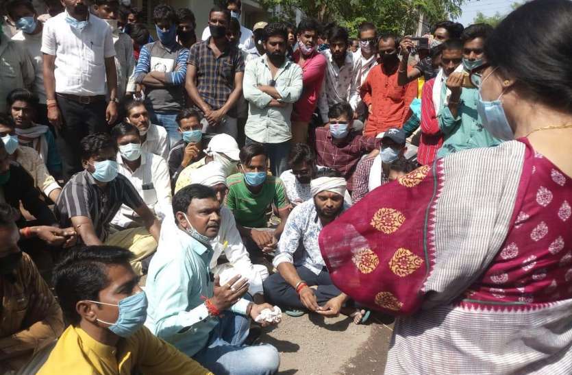 relative protest in hospital ofter death of newborn baby Protest - मैटरनिटी में प्रसव के दौरान नवजात की मौत, परिजन और समाजजन धरने पर बैठे