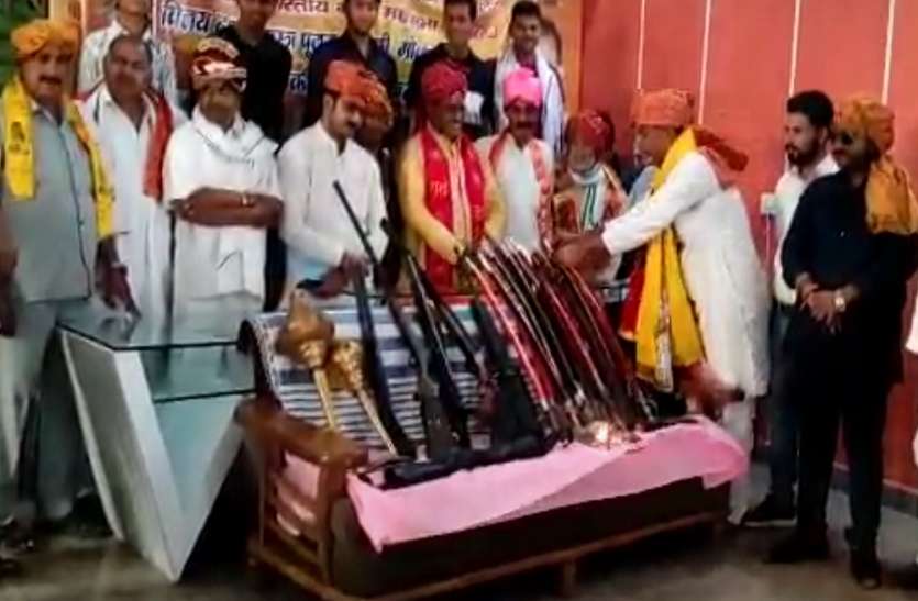 विजयदशमी पर सैकड़ों क्षत्रियों ने निकाले शस्त्र किया पूजन विजयदशमी पर सैकड़ों क्षत्रियों ने निकाले शस्त्र किया पूजन