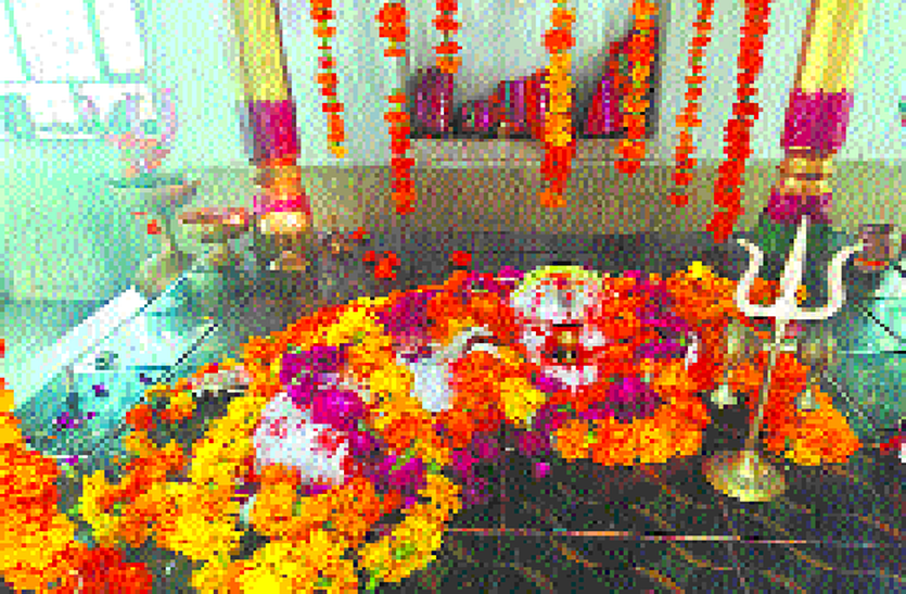 इन भैरवनाथ को काशी से किसान कंधे पर लाया था यहां इन भैरवनाथ को काशी से किसान कंधे पर लाया था यहां