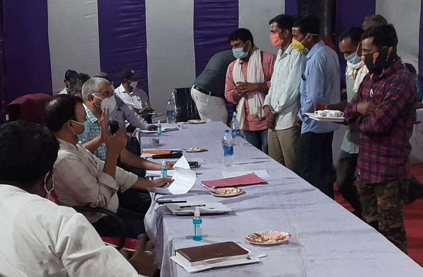 रात्रि चौपाल: 60 से अधिक प्रार्थना पत्र आए, एक का भी नहीं हुआ मौके पर निस्तारण रात्रि चौपाल: 60 से अधिक प्रार्थना पत्र आए, एक का भी नहीं हुआ मौके पर निस्तारण