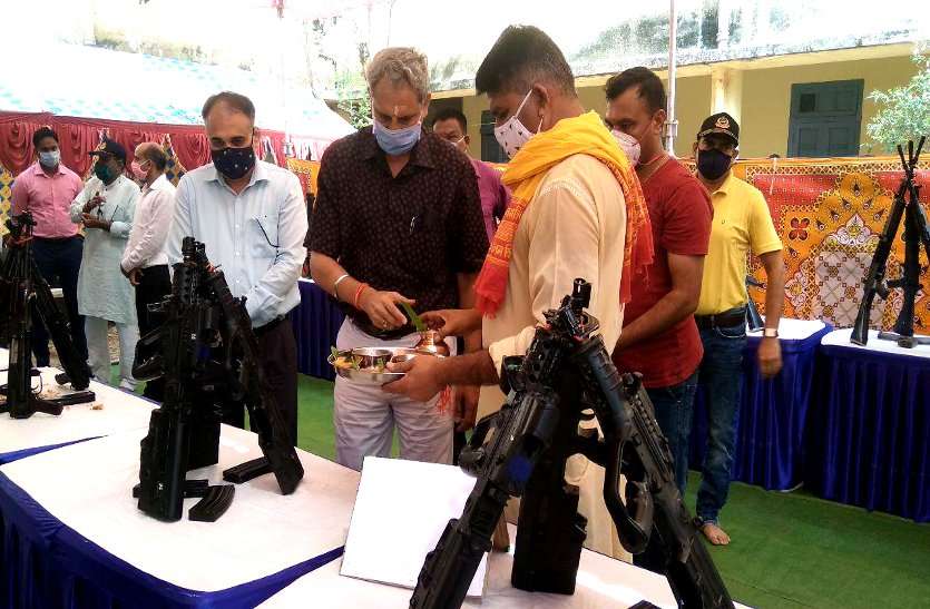 दशहरा: पुलिस और पैरामिलिट्री फोर्स ने किया शस्त्र पूजन, SP ने दी रखिया की प्रतीकात्मक बलि, देवी जया और विजया को अर्पित किए पुष्प