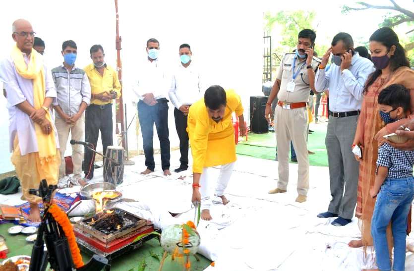 दशहरा: पुलिस और पैरामिलिट्री फोर्स ने किया शस्त्र पूजन, SP ने दी रखिया की प्रतीकात्मक बलि, देवी जया और विजया को अर्पित किए पुष्प दशहरा: पुलिस और पैरामिलिट्री फोर्स ने किया शस्त्र पूजन, SP ने दी रखिया की प्रतीकात्मक बलि, देवी जया और विजया को अर्पित किए पुष्प
