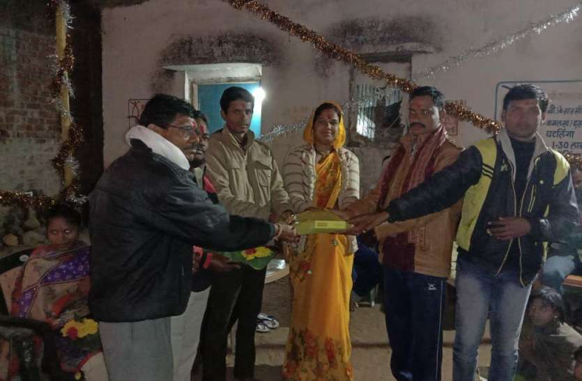शिक्षक की प्रेरणा से युवाओं ने किया कमाल...ग्रामीणों ने किया सम्मान, पढ़ें पूरी खबर शिक्षक की प्रेरणा से युवाओं ने किया कमाल...ग्रामीणों ने किया सम्मान, पढ़ें पूरी खबर