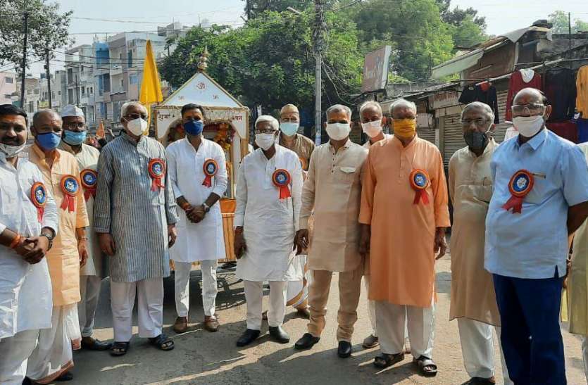 रामलीला से पहले गाजे-बाजे के साथ निकला चल समारोह रामलीला से पहले गाजे-बाजे के साथ निकला चल समारोह