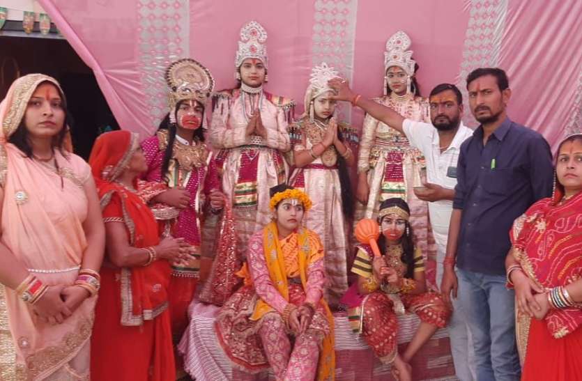 भगवान रामचंद्र का हुआ राजतिलक, कथा मेंं सजा राम दरबार भगवान रामचंद्र का हुआ राजतिलक, कथा मेंं सजा राम दरबार