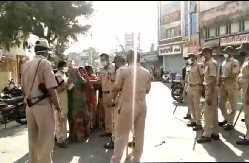 Friend killed in a status dispute, police use force on mob स्टेटस के विवाद में दोस्त की हत्या, भीड़ पर पुलिस का बल प्रयोग