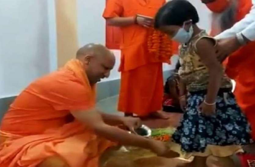 सीएम योगी ने कन्या पूजन कर पांव पखारे, चुनरी ओढ़ाई, कहा त्यौहार मनाएं पर संभाल कर सीएम योगी ने कन्या पूजन कर पांव पखारे, चुनरी ओढ़ाई, कहा त्यौहार मनाएं पर संभाल कर