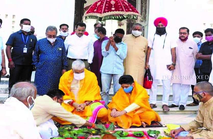इस बार फीका रहा विजयदशमी पर्व, इतिहास में पहली बार सूना रहा पैलेस, राज परिवार के मुखिया टीएस ने किया शस्त्र पूजन इस बार फीका रहा विजयदशमी पर्व, इतिहास में पहली बार सूना रहा पैलेस, राज परिवार के मुखिया टीएस ने किया शस्त्र पूजन