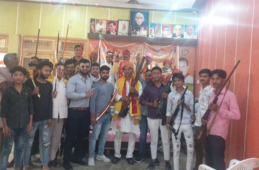 शस्त्र पूजन कर क्षत्रियों ने उठाया सर्व समाज की रक्षा का जिम्मा शस्त्र पूजन कर क्षत्रियों ने उठाया सर्व समाज की रक्षा का जिम्मा