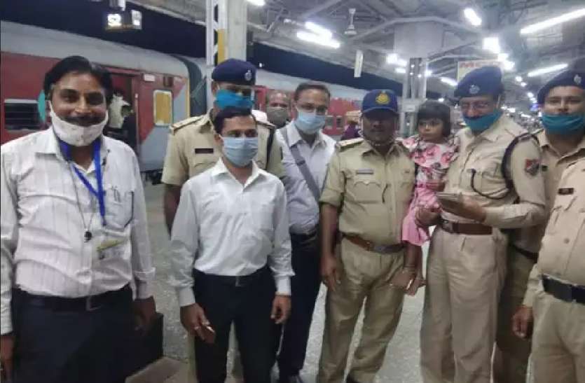 1_9.jpg तीन साल की बच्ची को बचाने के लिए 260 किमी नॉन स्टॉप दौड़ी ट्रेन, भोपाल आरपीएफ ने अपहरणकर्ता को किया गिरफ्तार