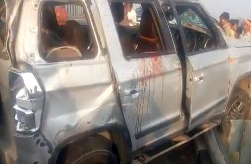 आगरा लखनऊ एक्सप्रेस पर कार का टायर फटा, चार साधु घायल आगरा लखनऊ एक्सप्रेस पर कार का टायर फटा, चार साधु घायल