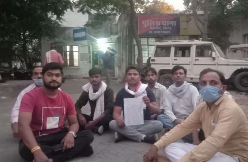बसपा कर्यकर्ताओं की मारपीट कर प्रचार रथ के होर्डिंग फाड़े बसपा कर्यकर्ताओं की मारपीट कर प्रचार रथ के होर्डिंग फाड़े
